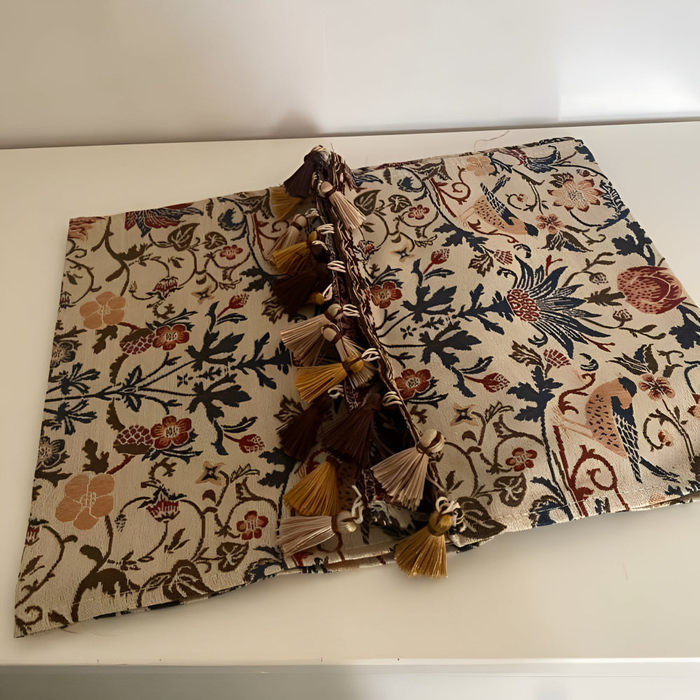 Vintage Jacquard Tafelloper met Vogel & Bloemmotief – Landelijke Elegantie met Kwastjes