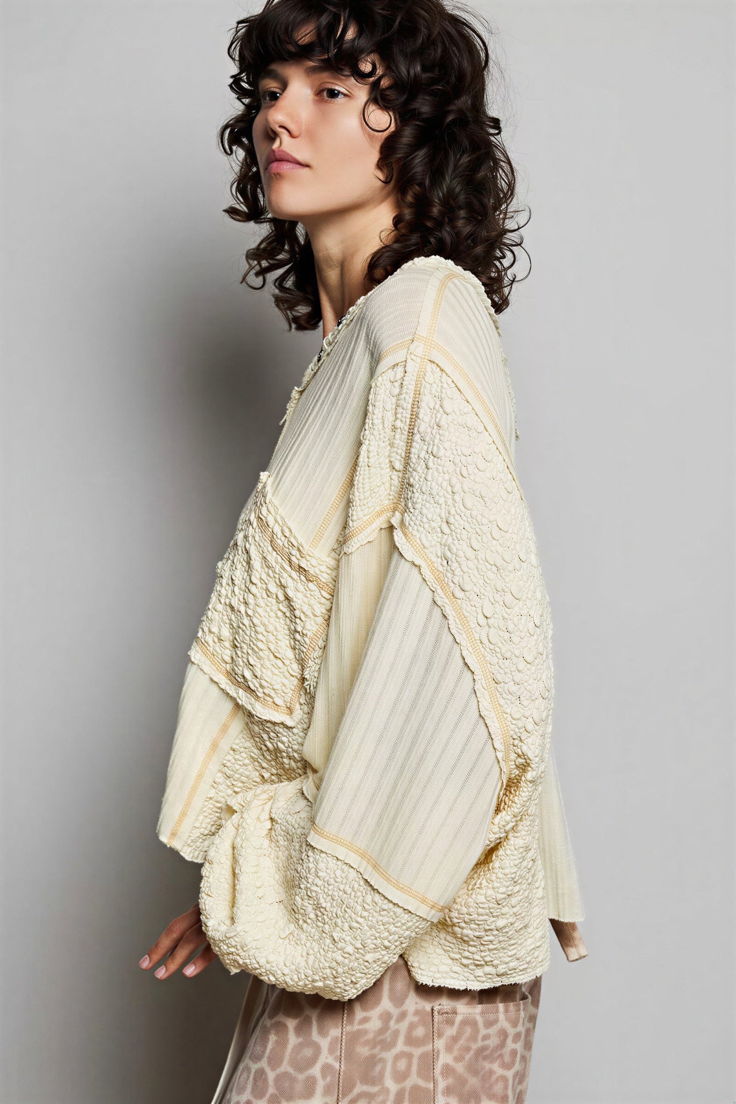 Vrouwelijke Mixtextiel Top met Rib en Bouclé Paneel