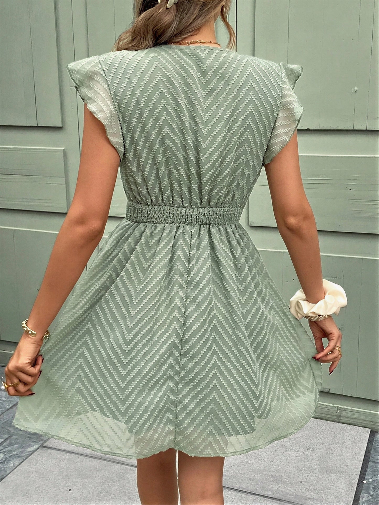 Vrouwelijke Chevron Jurk met Kant en Strik Detail