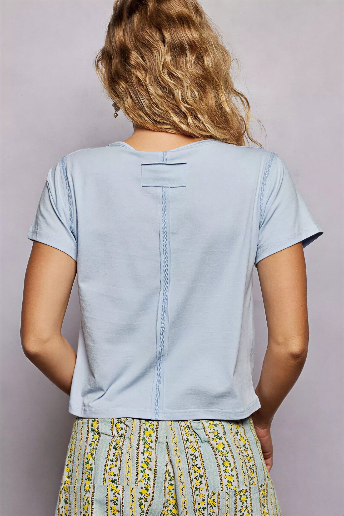 Vrouwelijke T-Shirt met Contrasterende Stiksels