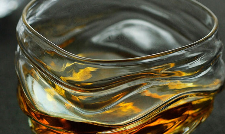Japans Whiskyglas met Golvende Kristal Textuur 255ml Handgemaakt Premium Barware voor Spiritusproevers en Whiskyliefhebbers Luxe Drinkglas met Houten Kist Oceaanontwerp Kristalglas