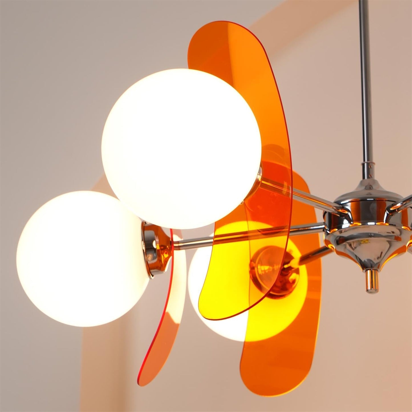 Moderne Sputnik Kroonluchter met Gekleurde Acryl Elementen en Witte Glazen Bollen – Design Hanglamp Meerdere Lichtpunten