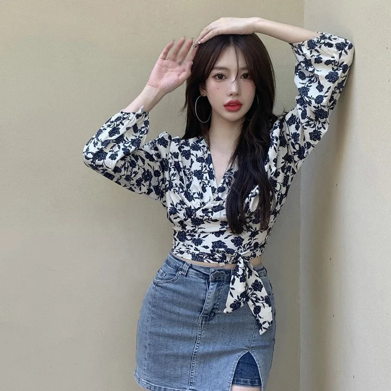 Vrouwelijke Bloemenprint Shirt met V-Hals