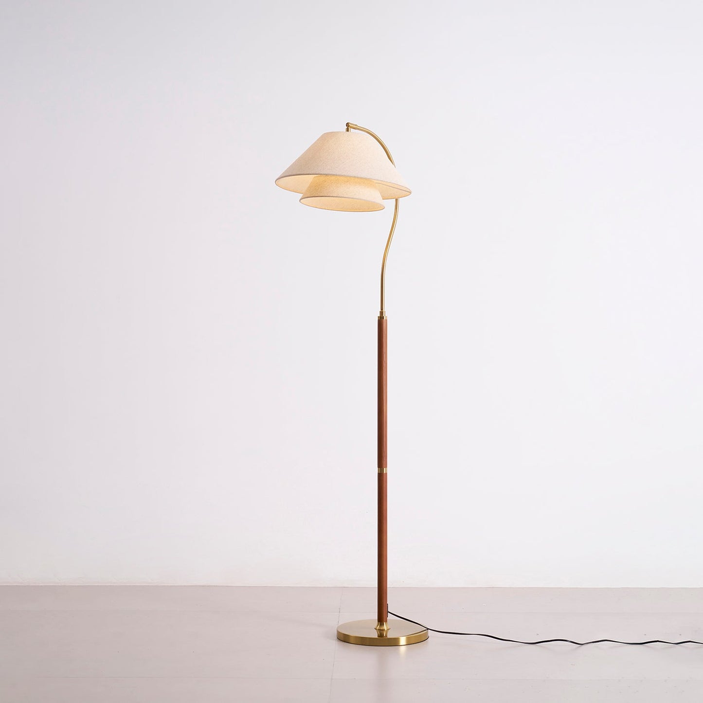 Luxe Vloerlamp met Dubbele Stoffen Kap en Houten Details – 155 cm Hoog Design Statement
