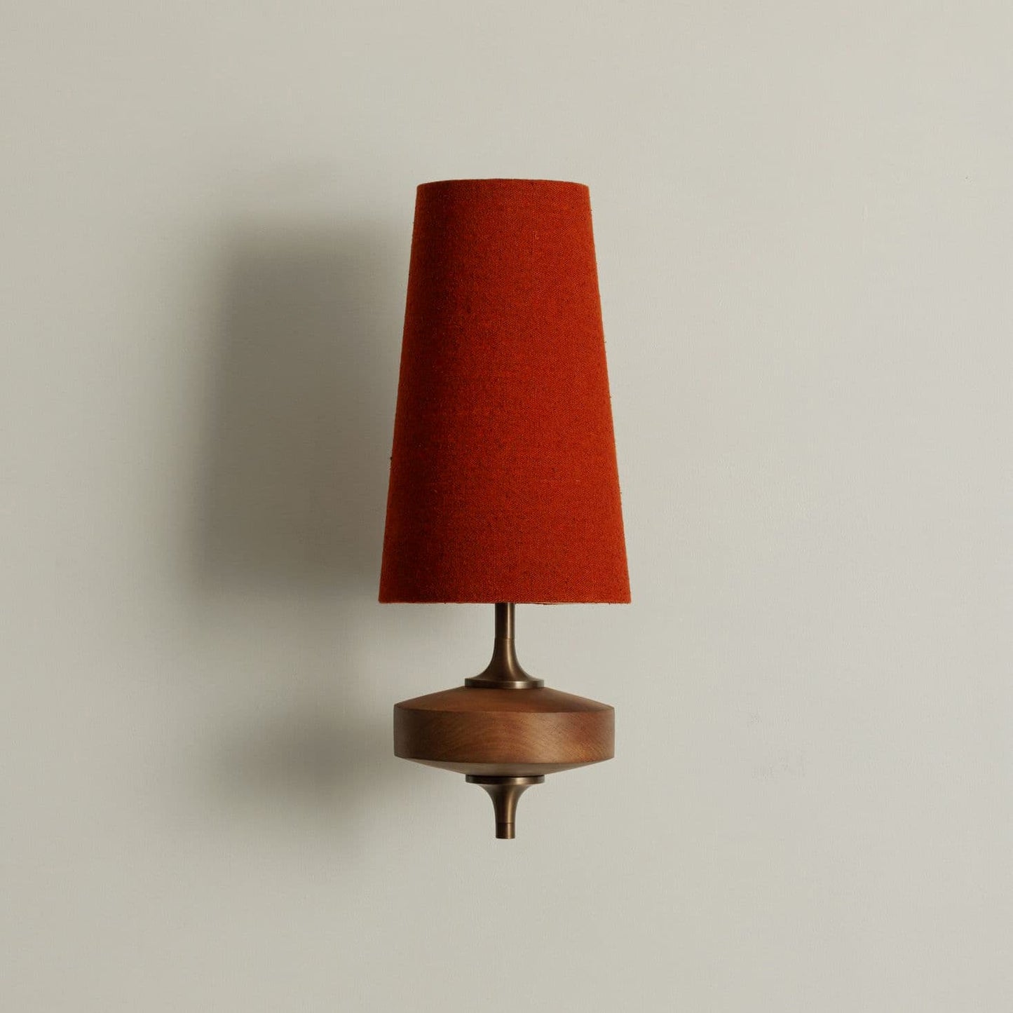 Design Wandlamp Met Houten Details En Stoffen Kap Geïnspireerd Op De Nikau Palm