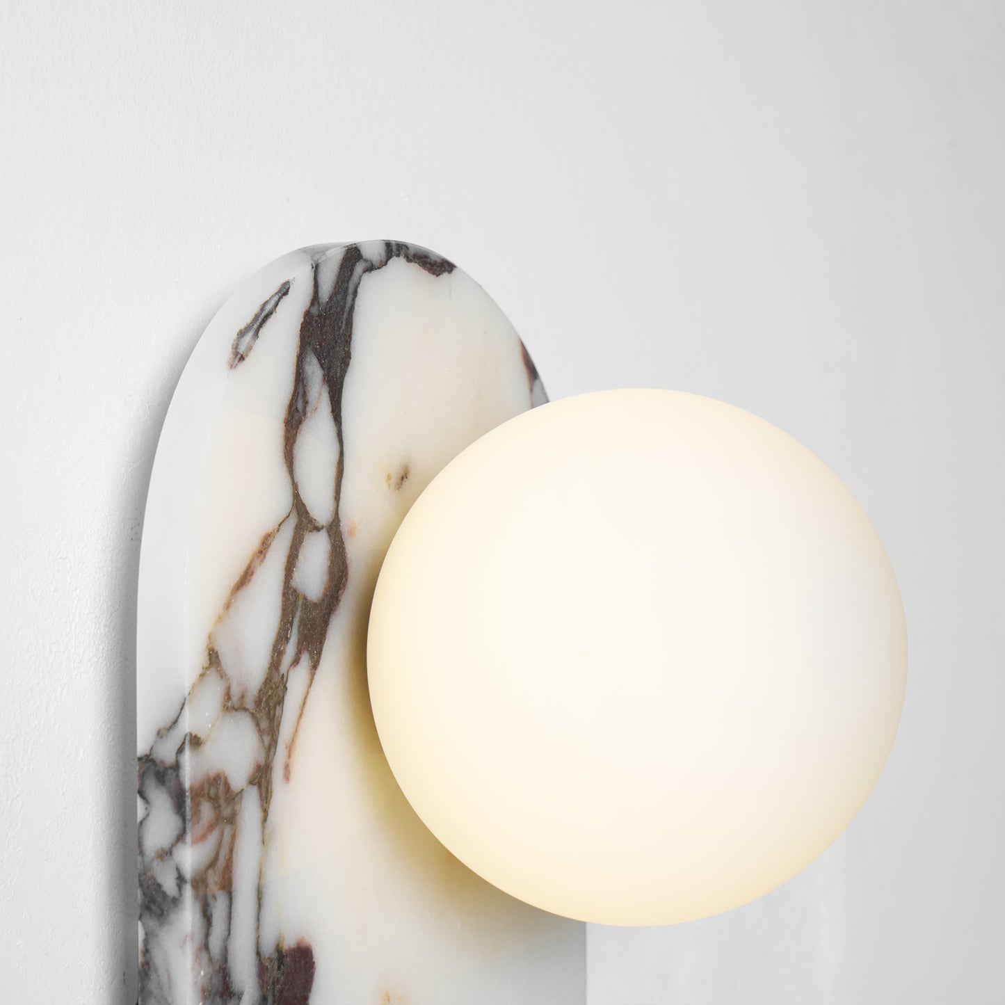 Design Wandlamp van Bulgari Marmer met Opaalglazen Bol – Italiaanse Mid-Century Wandverlichting voor Woonkamer, Hal en Slaapkamer