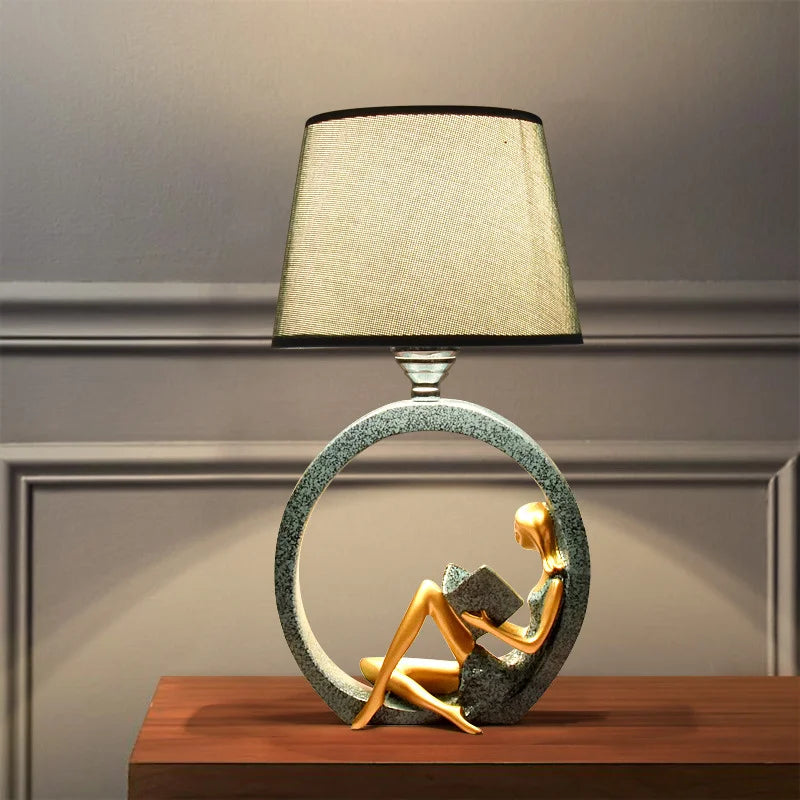 Leeslamp met Sculptuur Lezend Meisje – Tafellamp Hars & Stof Blauw – Sfeerverlichting Slaapkamer Bureau Leeshoek