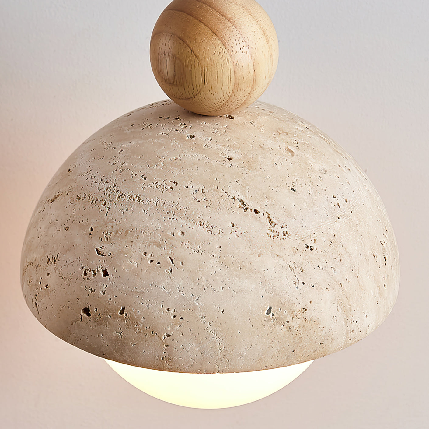Design Hanglamp van Travertin en Glas – Moderne Verlichting met Warm Licht