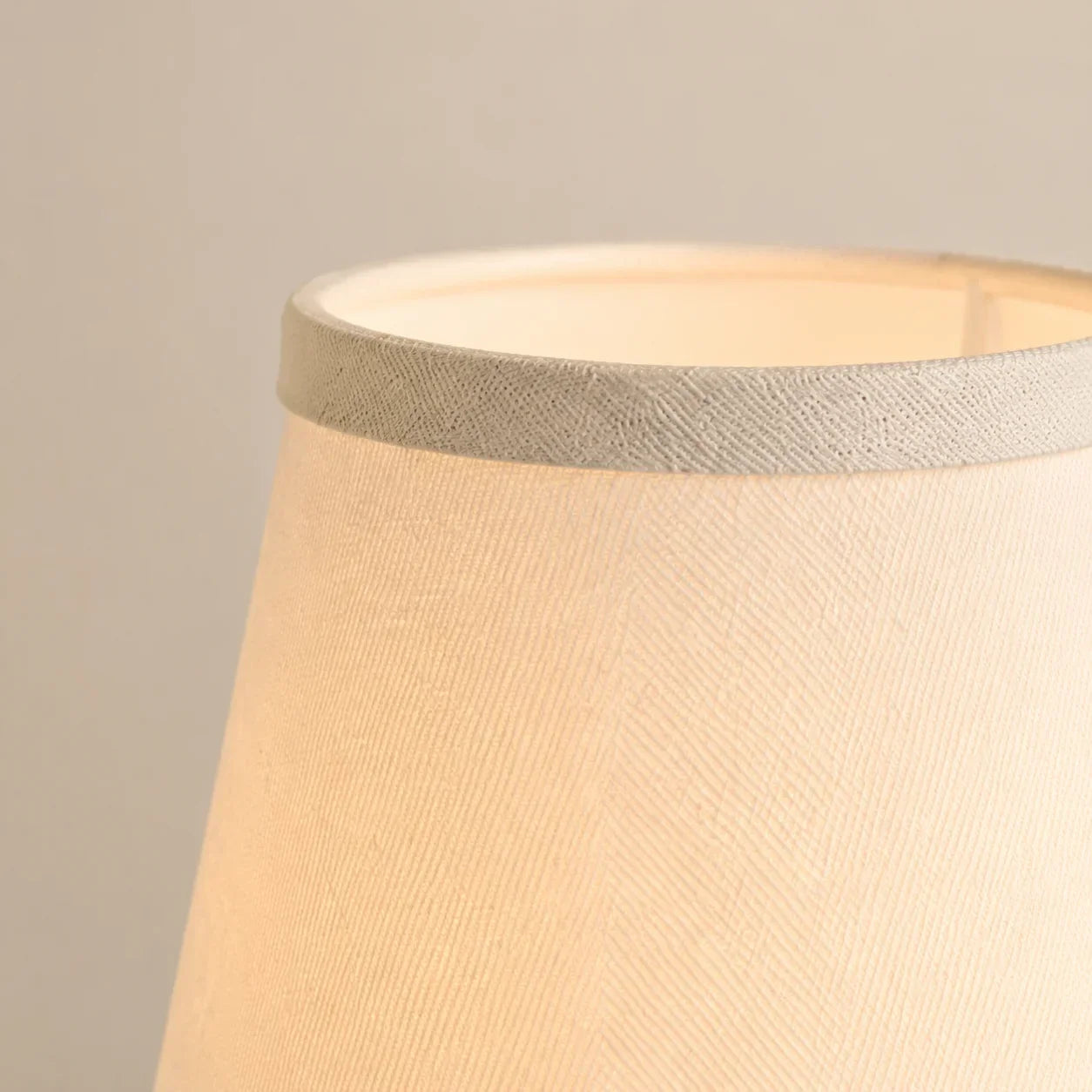 Vintage Wandlamp met Linnen Kap en Messing Armatuur – Retro Design voor Slaapkamer en Woonkamer