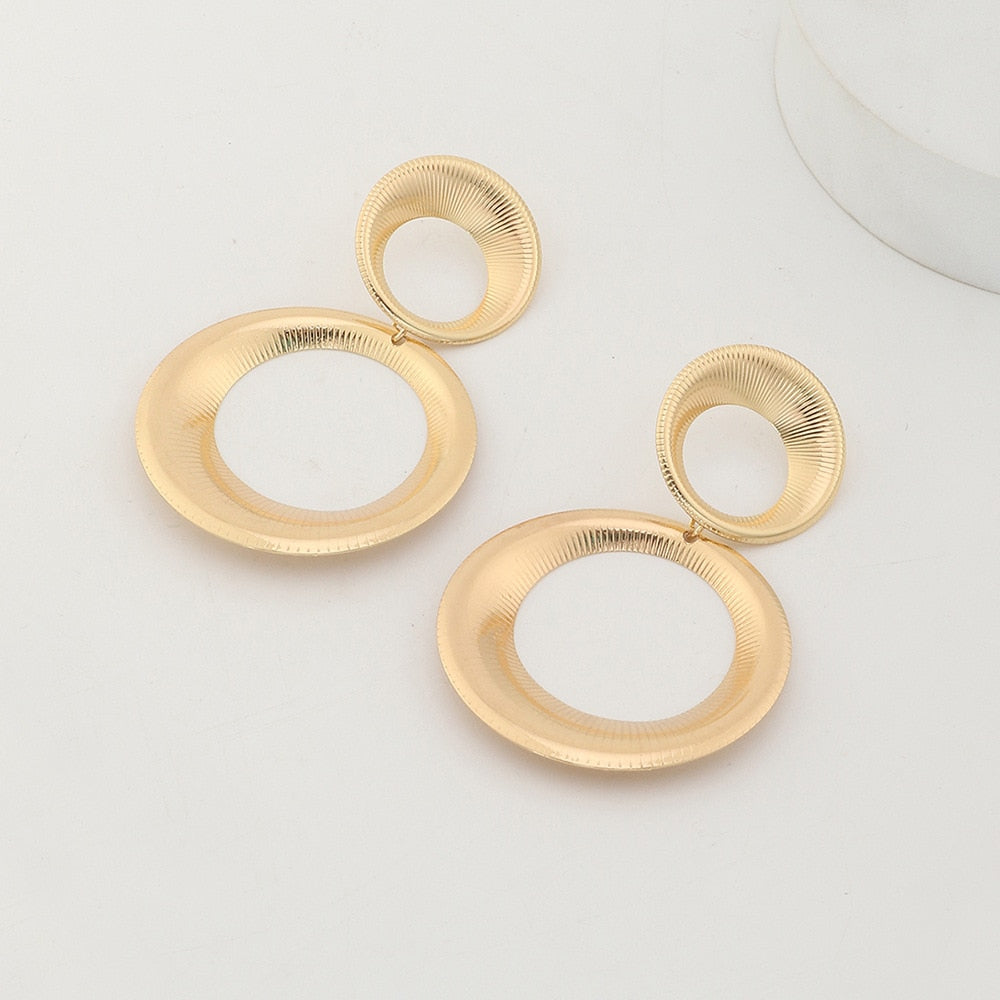 Goudkleurige Oorbellen met 3D Cirkel Design