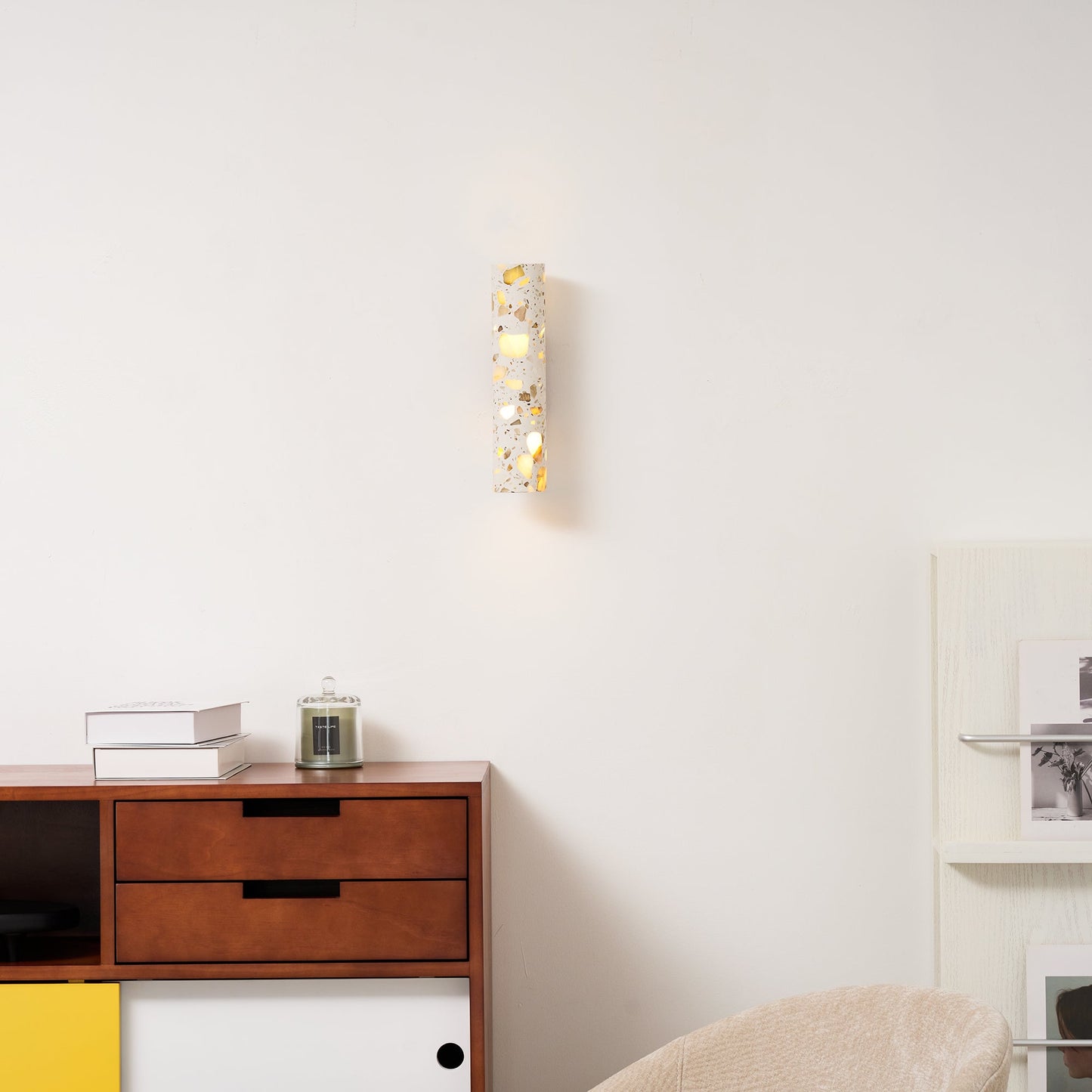 Wandlamp Terrazzo Cilinder – Walnoot Houten Basis – Handgemaakt Natuursteen – Retro Kolom Design – Warm Licht G9 – Woonkamer Slaapkamer Gang