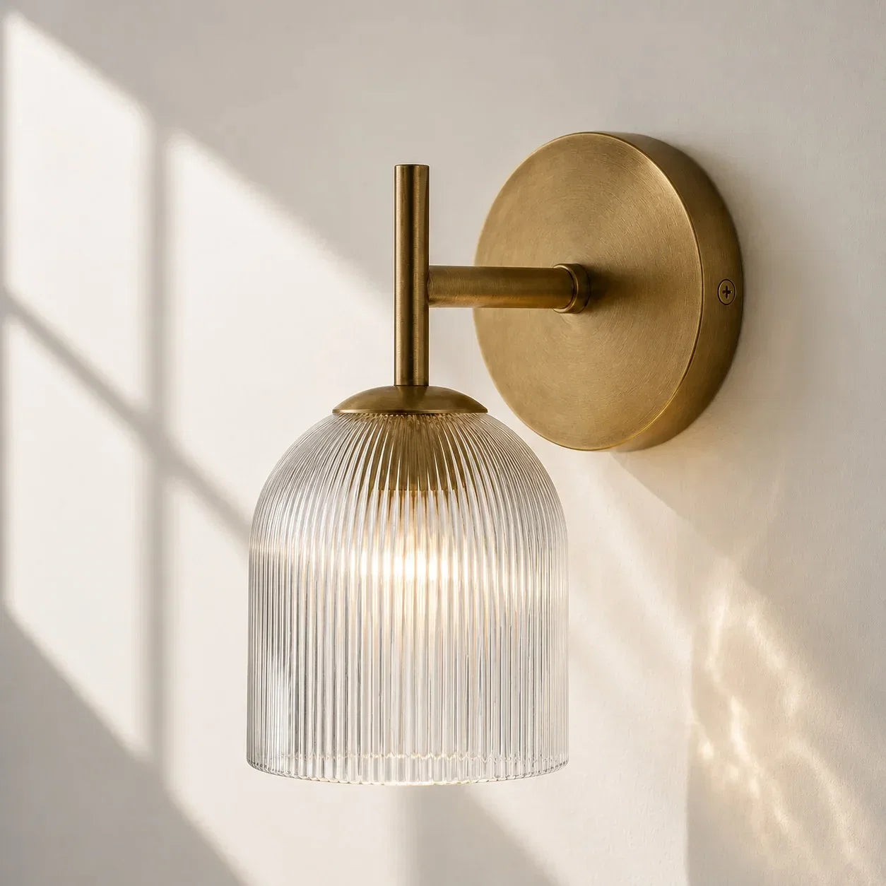 Wandlamp met geribbeld glas en koperen finish voor hal, slaapkamer en badkamer