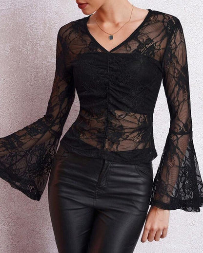 Vrouwelijke Bloemen Shirt Met V-hals en Kanten Details