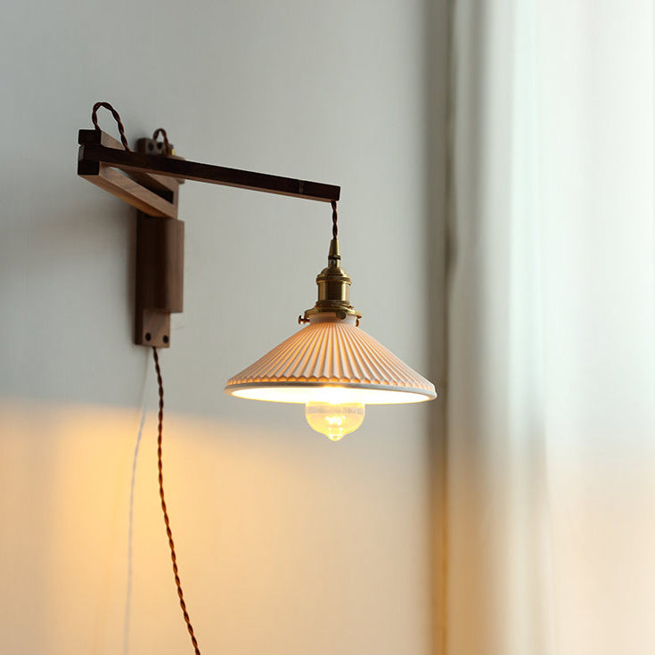 Verstelbare Houten Wandlamp met Keramieke Kap – Landelijke Stijl met Knopschakelaar