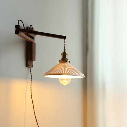 Verstelbare Houten Wandlamp met Keramieke Kap – Landelijke Stijl met Knopschakelaar
