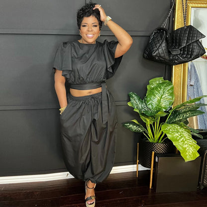 Vrouwelijke Jogger Set met Peplum Details en Statement Look