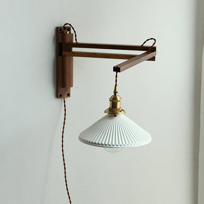 Verstelbare Houten Wandlamp met Keramieke Kap – Landelijke Stijl met Knopschakelaar