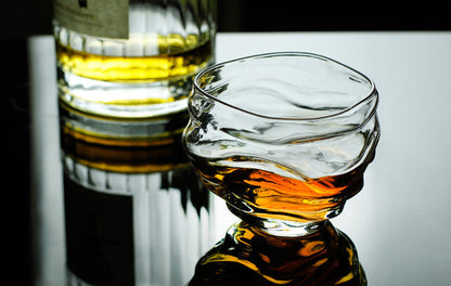Japans Whiskyglas met Golvende Kristal Textuur 255ml Handgemaakt Premium Barware voor Spiritusproevers en Whiskyliefhebbers Luxe Drinkglas met Houten Kist Oceaanontwerp Kristalglas