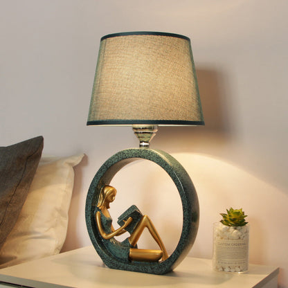 Leeslamp met Sculptuur Lezend Meisje – Tafellamp Hars & Stof Blauw – Sfeerverlichting Slaapkamer Bureau Leeshoek