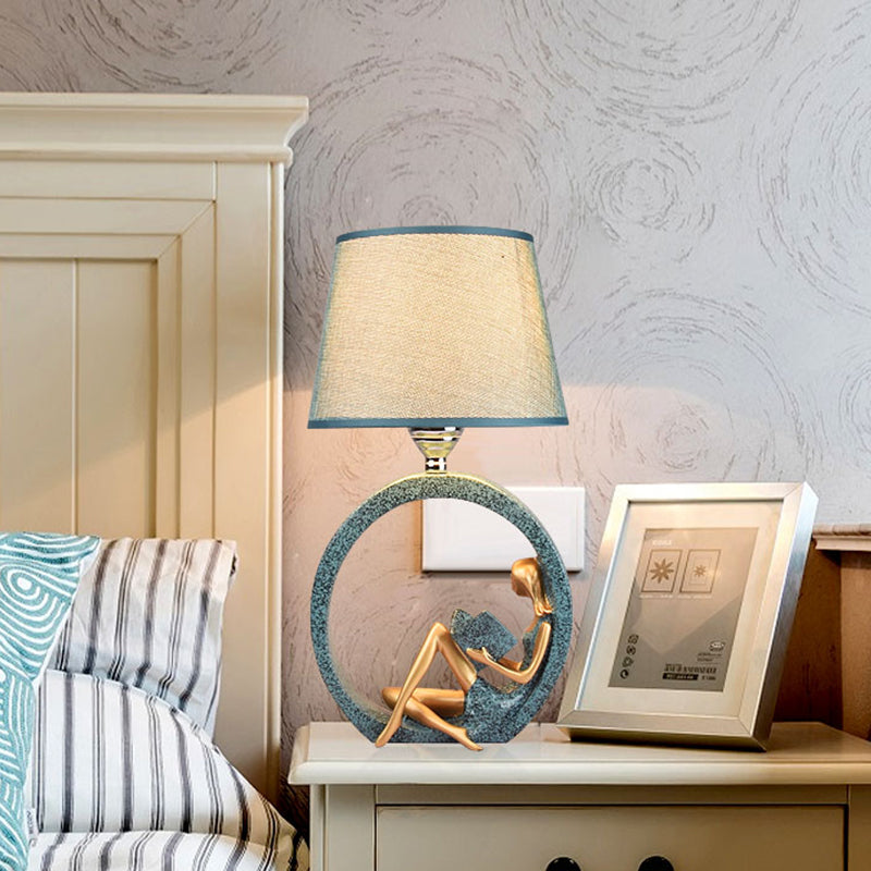 Leeslamp met Sculptuur Lezend Meisje – Tafellamp Hars & Stof Blauw – Sfeerverlichting Slaapkamer Bureau Leeshoek