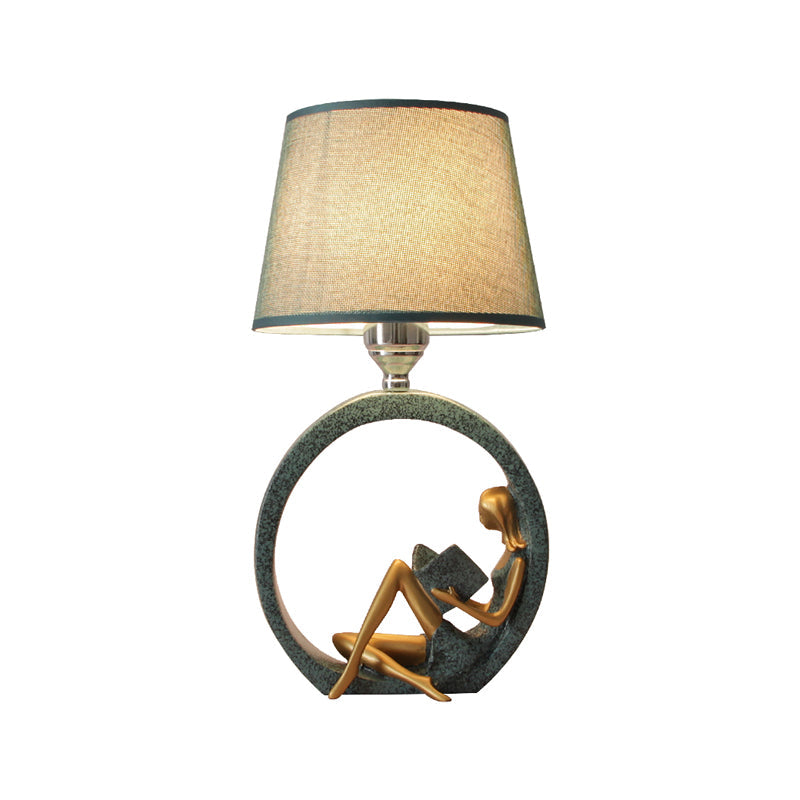 Leeslamp met Sculptuur Lezend Meisje – Tafellamp Hars & Stof Blauw – Sfeerverlichting Slaapkamer Bureau Leeshoek