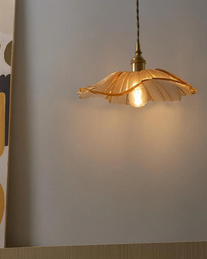 Sculpturale glazen hanglamp met messing fitting en warm licht – artistieke design plafondlamp voor eetkamer en woonkamer