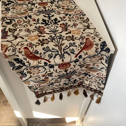 Vintage Jacquard Tafelloper met Vogel & Bloemmotief – Landelijke Elegantie met Kwastjes