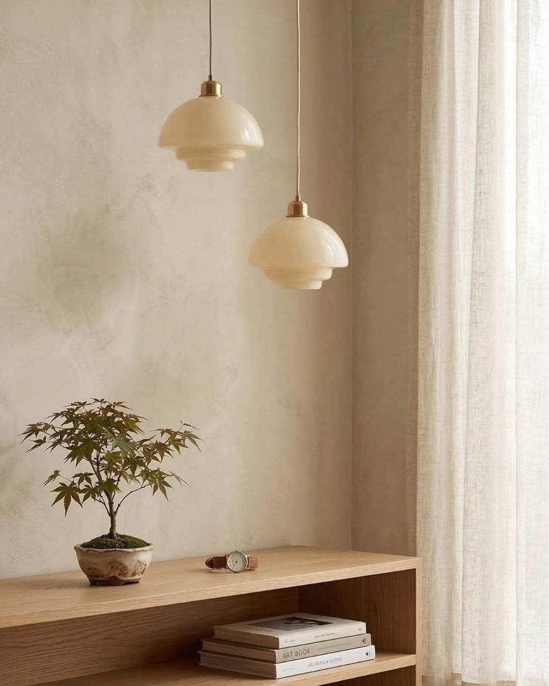 TINA Hanglamp – Mid-Century Melkwit Glas met Geborsteld Messing | Moderne Eetkamer & Keukenverlichting | Verstelbaar | E27 Fitting