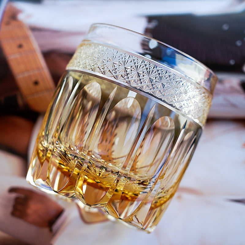 Handgeslepen Amber Whiskeyglas met Sterrenhemel Patroon en Houten Doos