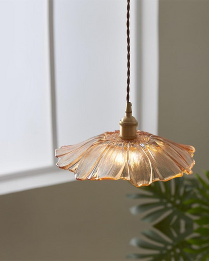Sculpturale glazen hanglamp met messing fitting en warm licht – artistieke design plafondlamp voor eetkamer en woonkamer