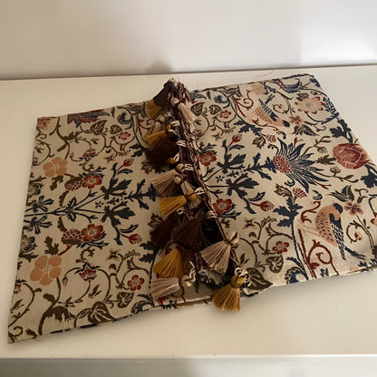 Vintage Jacquard Tafelloper met Vogel & Bloemmotief – Landelijke Elegantie met Kwastjes