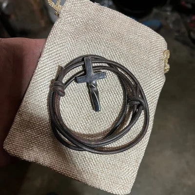 Handgemaakte Kruishanger met Verstelbare Lederen Ketting | Artisanaal Sieraad