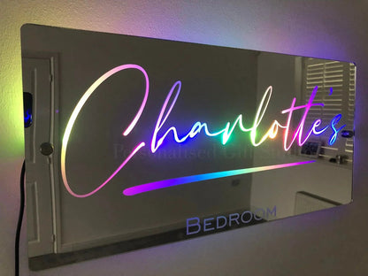 Gepersonaliseerde LED Spiegel met Neonlicht en Eigen Tekst voor Wanddecoratie