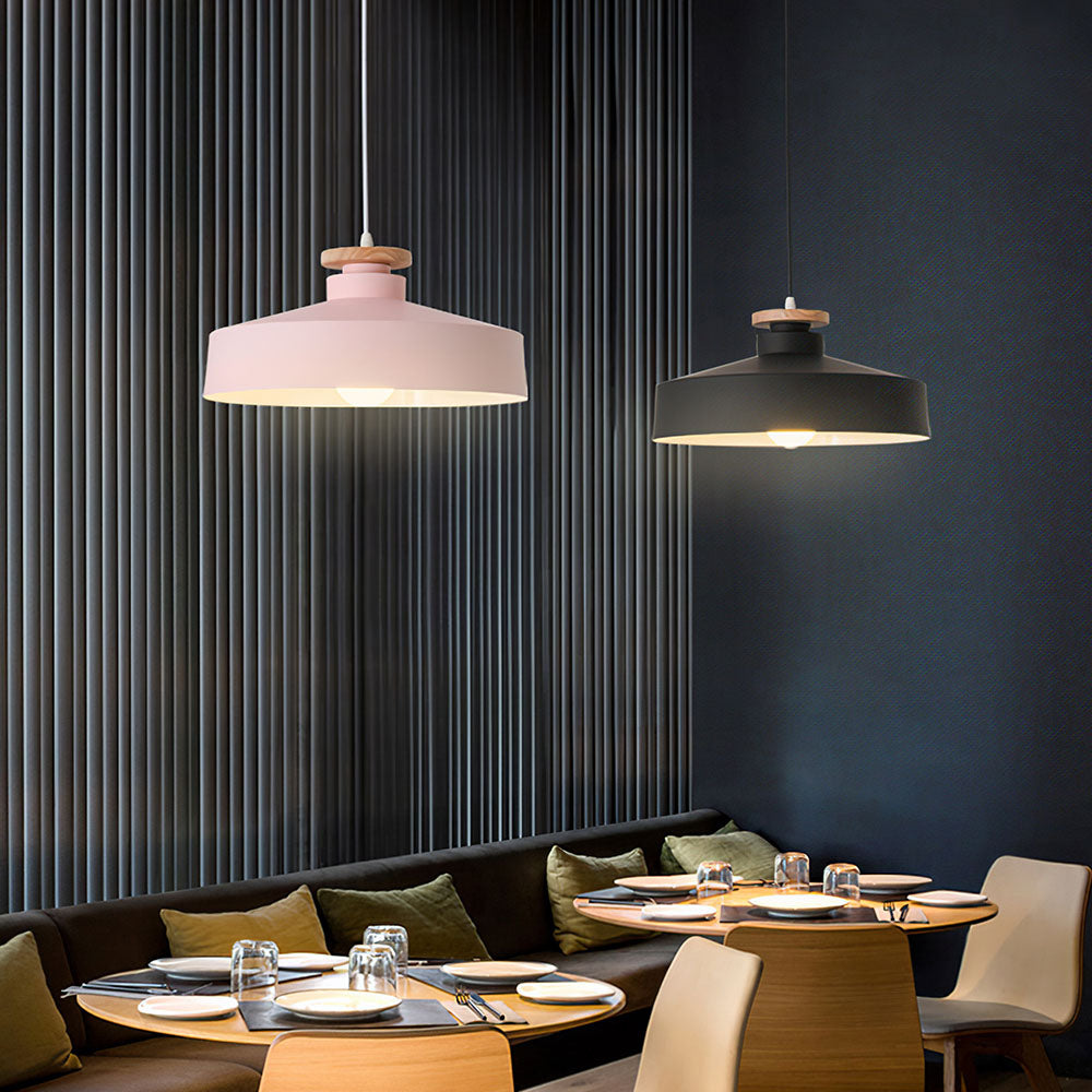 Hanglamp met Houten Kap en Aluminium Accent – Scandinavisch Design voor Eetkamer en Woonkamer