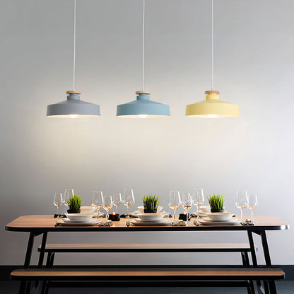 Hanglamp met Houten Kap en Aluminium Accent – Scandinavisch Design voor Eetkamer en Woonkamer