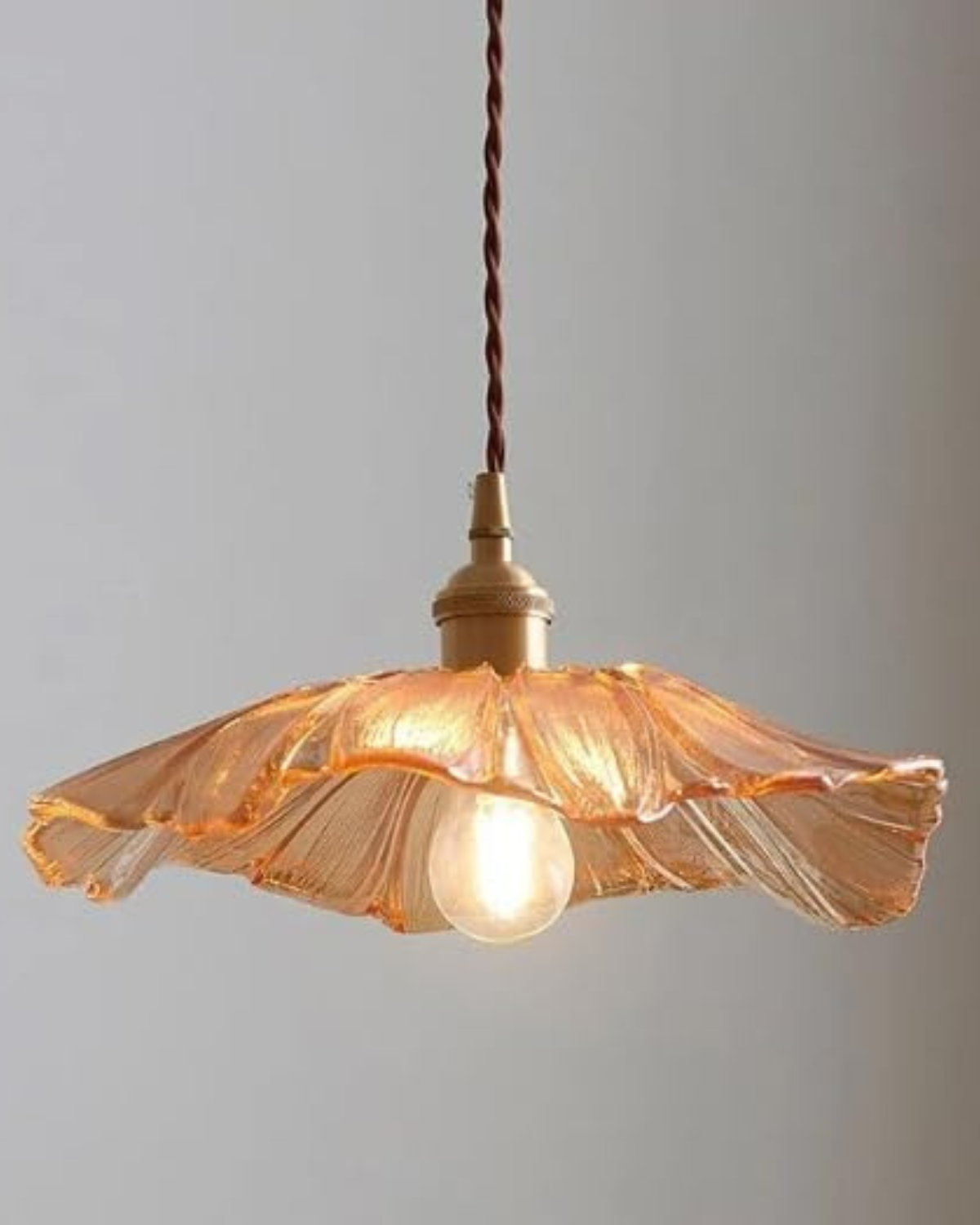 Sculpturale glazen hanglamp met messing fitting en warm licht – artistieke design plafondlamp voor eetkamer en woonkamer