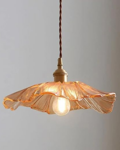 Sculpturale glazen hanglamp met messing fitting en warm licht – artistieke design plafondlamp voor eetkamer en woonkamer
