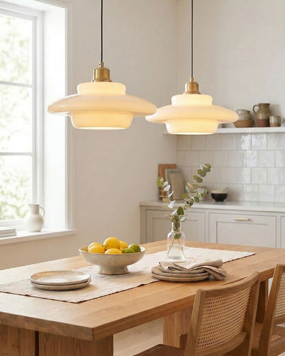 TINA Hanglamp – Mid-Century Melkwit Glas met Geborsteld Messing | Moderne Eetkamer & Keukenverlichting | Verstelbaar | E27 Fitting
