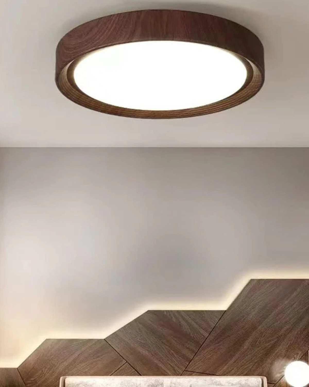 Ronde houten plafondlamp met warm diffuus licht voor serene woonruimtes