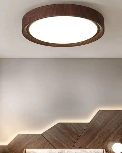 Ronde houten plafondlamp met warm diffuus licht voor serene woonruimtes