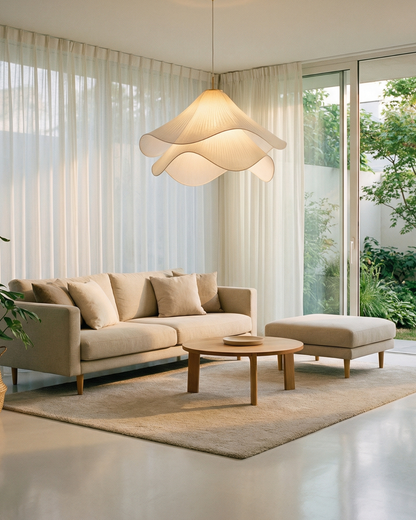 Elegante Bloemvormige Hanglamp Met Gelaagde Stoffen Kap En Gouden Accent