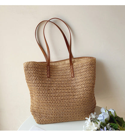 Gevlochten Rieten Mandje met Lederen Hengsels – Natuurlijke Handtas voor Markt en Stad – Scandinavisch Design