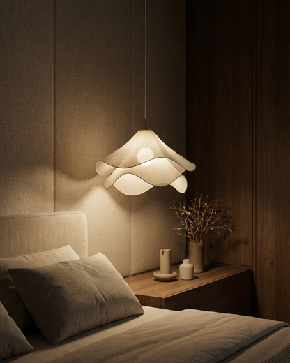 Elegante Bloemvormige Hanglamp Met Gelaagde Stoffen Kap En Gouden Accent
