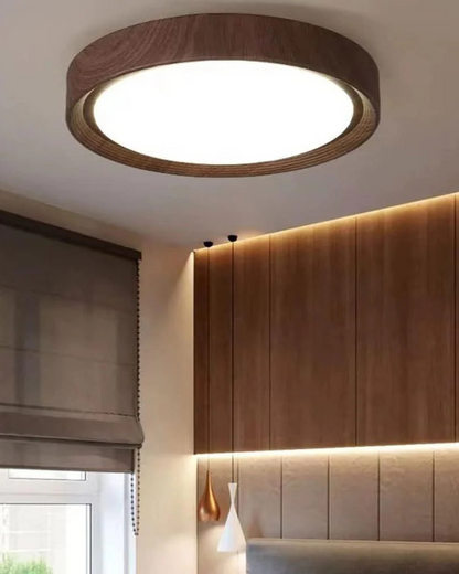 Ronde houten plafondlamp met warm diffuus licht voor serene woonruimtes