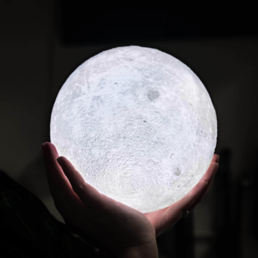 Maanlamp met 3D-Oppervlak en Touchbediening – Draadloze LED Sfeerverlichting op Houten Standaard in 4 Maten