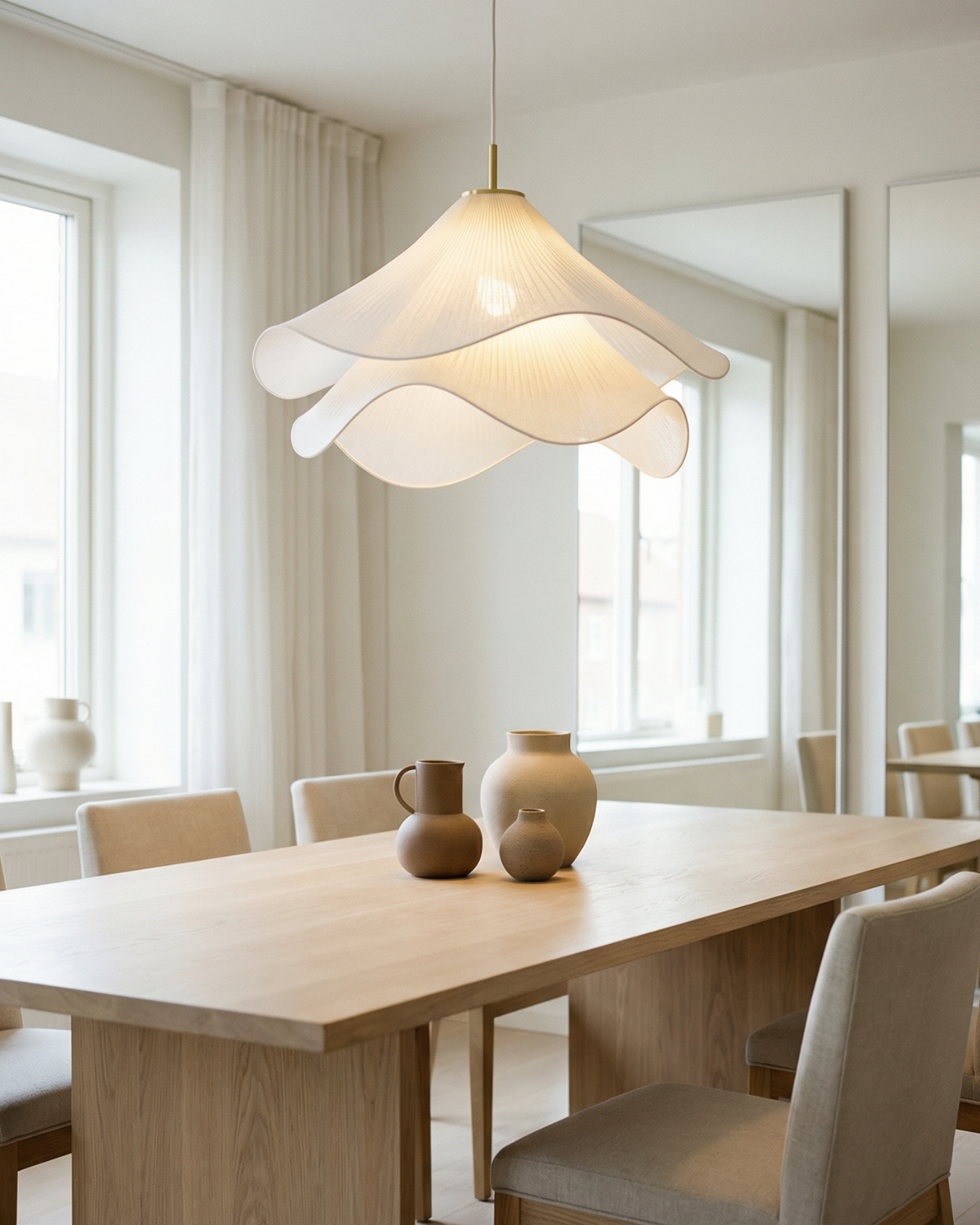 Elegante Bloemvormige Hanglamp Met Gelaagde Stoffen Kap En Gouden Accent