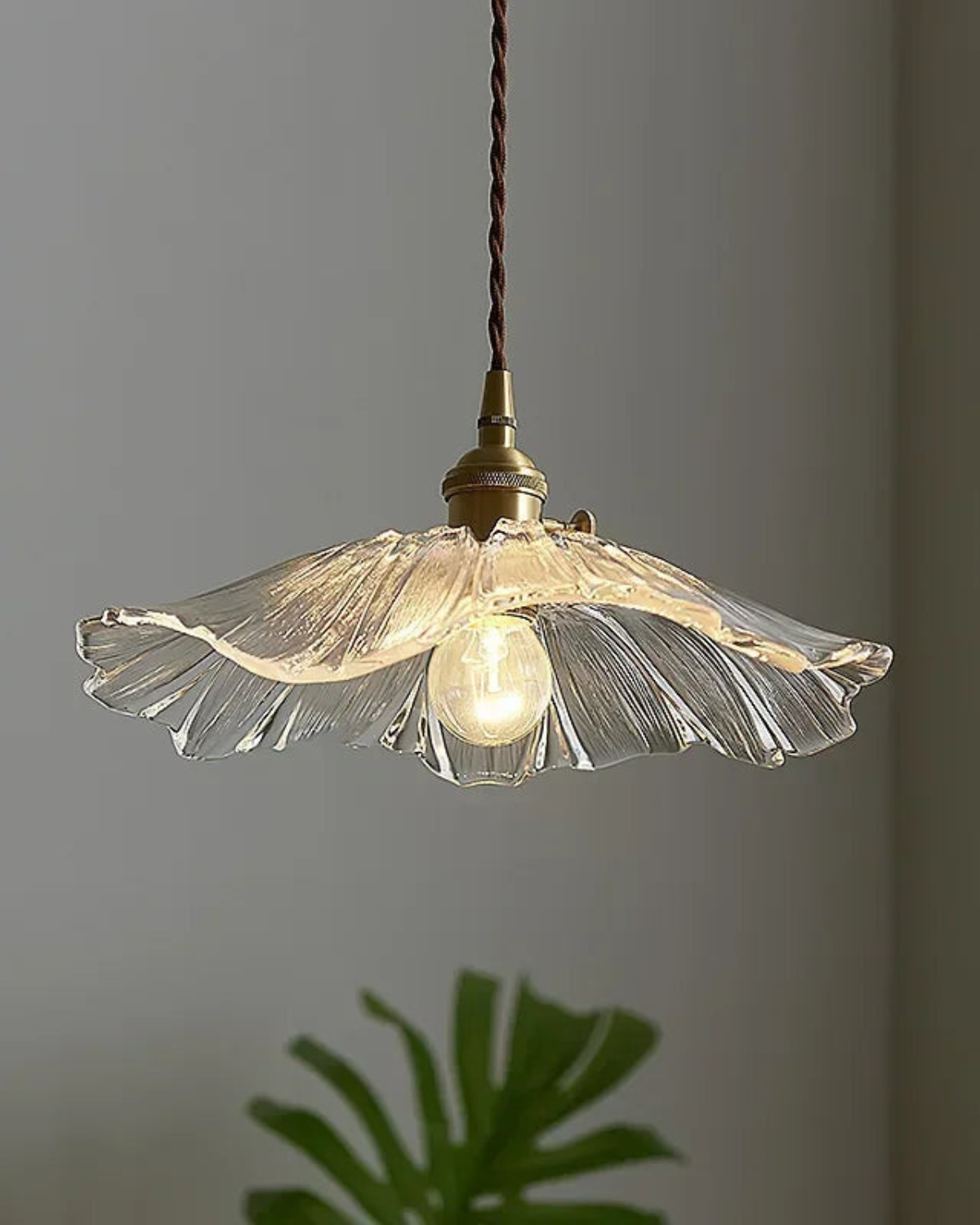 Sculpturale glazen hanglamp met messing fitting en warm licht – artistieke design plafondlamp voor eetkamer en woonkamer