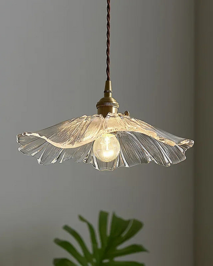 Sculpturale glazen hanglamp met messing fitting en warm licht – artistieke design plafondlamp voor eetkamer en woonkamer