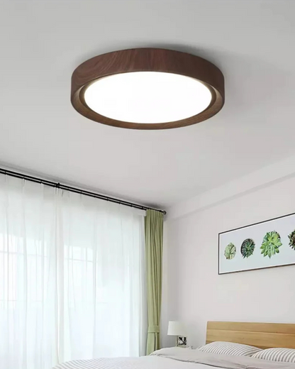 Ronde houten plafondlamp met warm diffuus licht voor serene woonruimtes