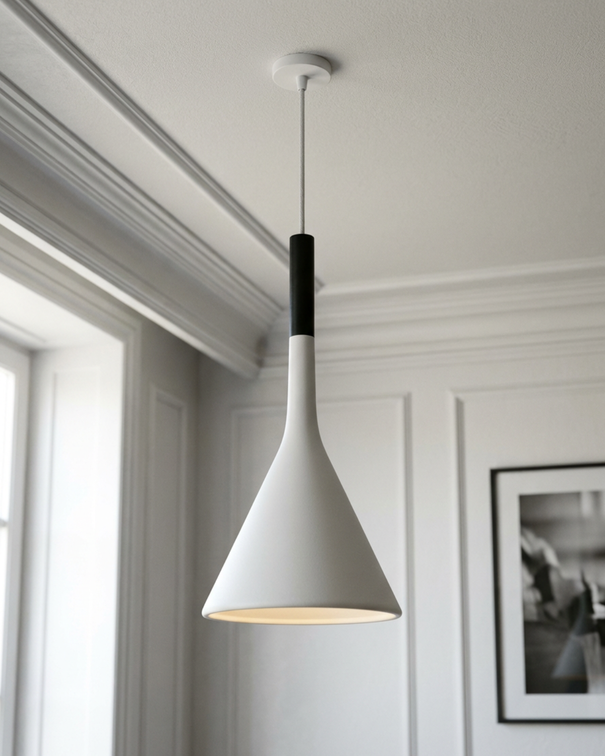 Conische Hanglamp met Gericht Licht – Strak Design voor Tafel- en Accentverlichting